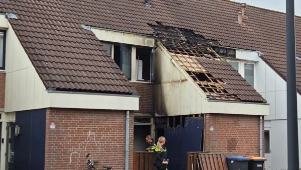 Politie ontruimt woningen en zoekt getuigen na brand in Punter 20