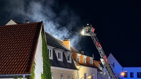 Polizei und Feuerwehr: Feuer in Wohnhaus in Saarbrücken – Polizei gibt Straße für Berufsverkehr frei (Fotos)