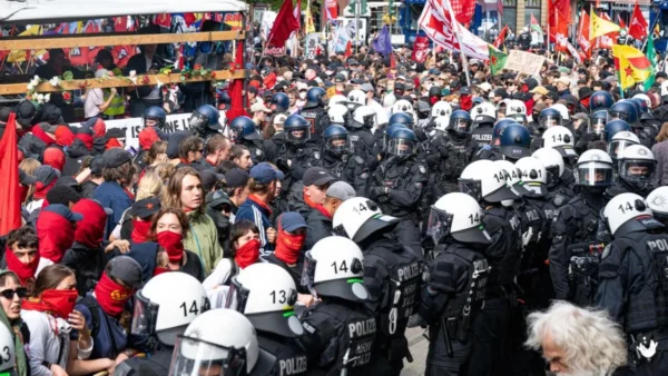 Polizisten bei Demo mit Metallkugeln beschossen 1 Polizisten bei Demo mit Metallkugeln beschossen