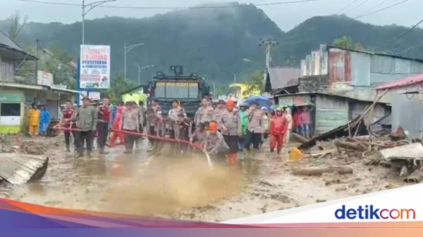 Polri Gerak Cepat Evakuasi Warga Terdampak Banjir Bandang di Solok Sumbar 1 Polri Gerak Cepat Evakuasi Warga Terdampak Banjir Bandang di Solok Sumbar