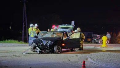 Poważny wypadek w Skawcach. Samochód uderzył w płot, na drodze duże utrudnienia [ZDJĘCIA]