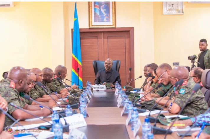 Publireportage | Crash de Kenge : Guy Kabombo convoque une réunion d’urgence du haut commandement militaire