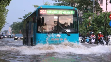 Quốc lộ 32 vẫn chìm trong 'biển nước', xe chết máy la liệt