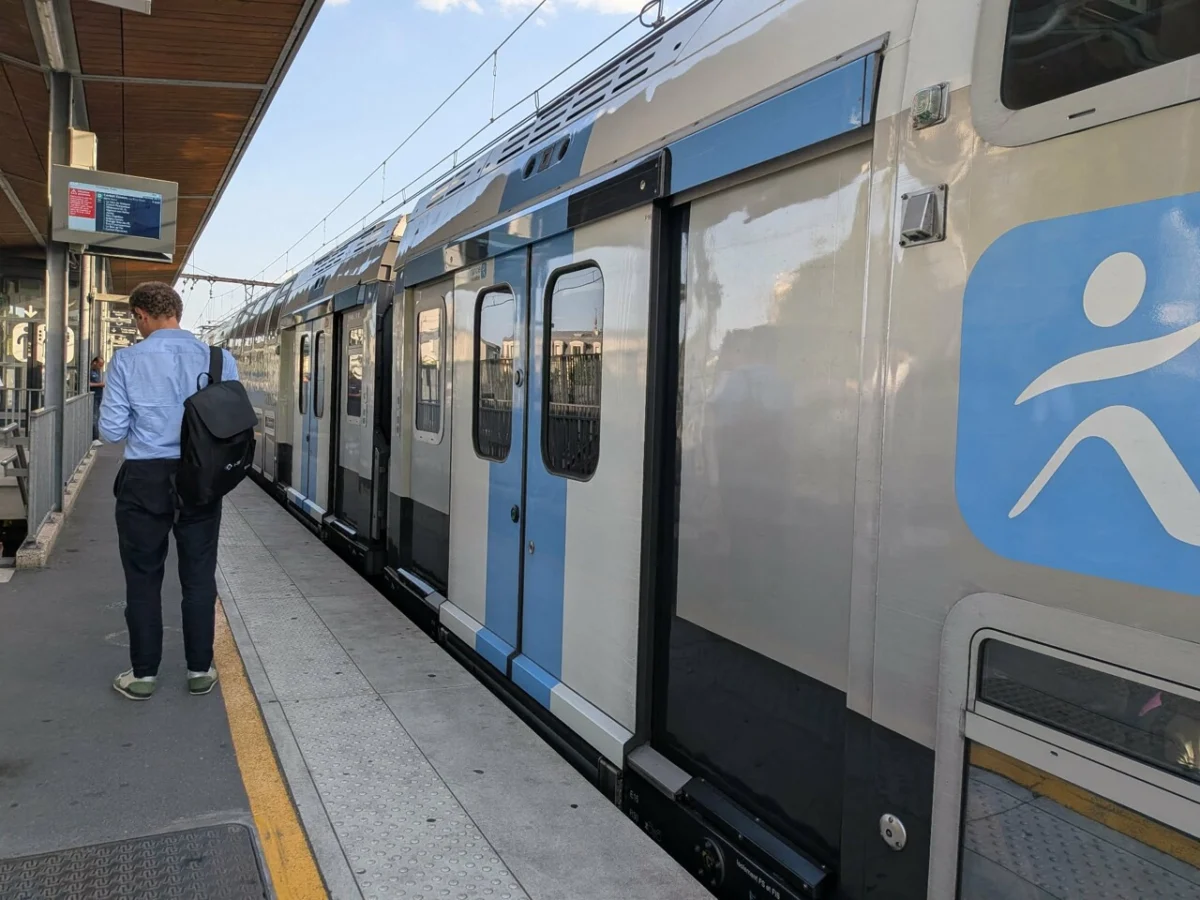 RER D : un incendie près des voies perturbe le trafic ce lundi matin 1 RER D : un incendie près des voies perturbe le trafic ce lundi matin