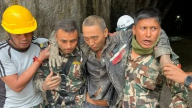 Rescuers Nepal pull