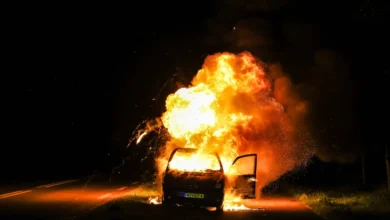 Rijdend busje vliegt volledig in brand, bestuurder ontsnapt op tijd 4 Rijdend busje vliegt volledig in brand, bestuurder ontsnapt op tijd