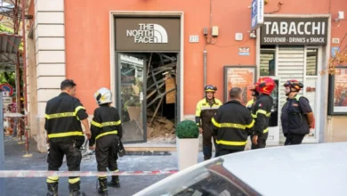 Roma, crolla solaio del negozio in via Cola di Rienzo: quattro persone estratte dalle macerie