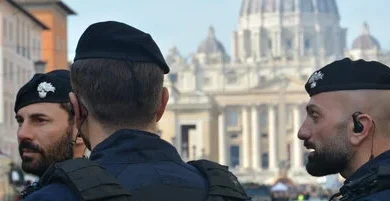 Roma, spari con arma ad aria compressa in centro: ferita una donna