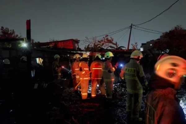 Rumah semi permanen di Rorotan Jakut hangus terbakar karena listrik 1 Rumah semi permanen di Rorotan Jakut hangus terbakar karena listrik
