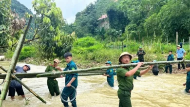 Sau sạt lở, Công an xã cùng người dân làm cầu tạm vượt suối 6 Sau sạt lở, Công an xã cùng người dân làm cầu tạm vượt suối