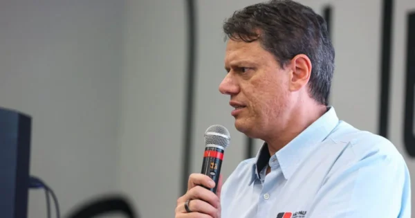 Tarcísio apoia afastamento de Andrei e cobra Senado por Moraes: “Deve agir”