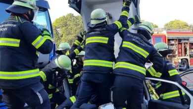 Technische Rettung nach Unfall: Feuerwehr holt Verletzte aus Opel heraus 7 Technische Rettung nach Unfall: Feuerwehr holt Verletzte aus Opel heraus