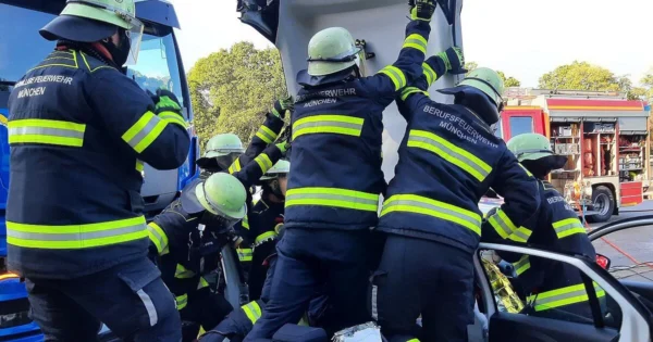 Technische Rettung nach Unfall: Feuerwehr holt Verletzte aus Opel heraus
