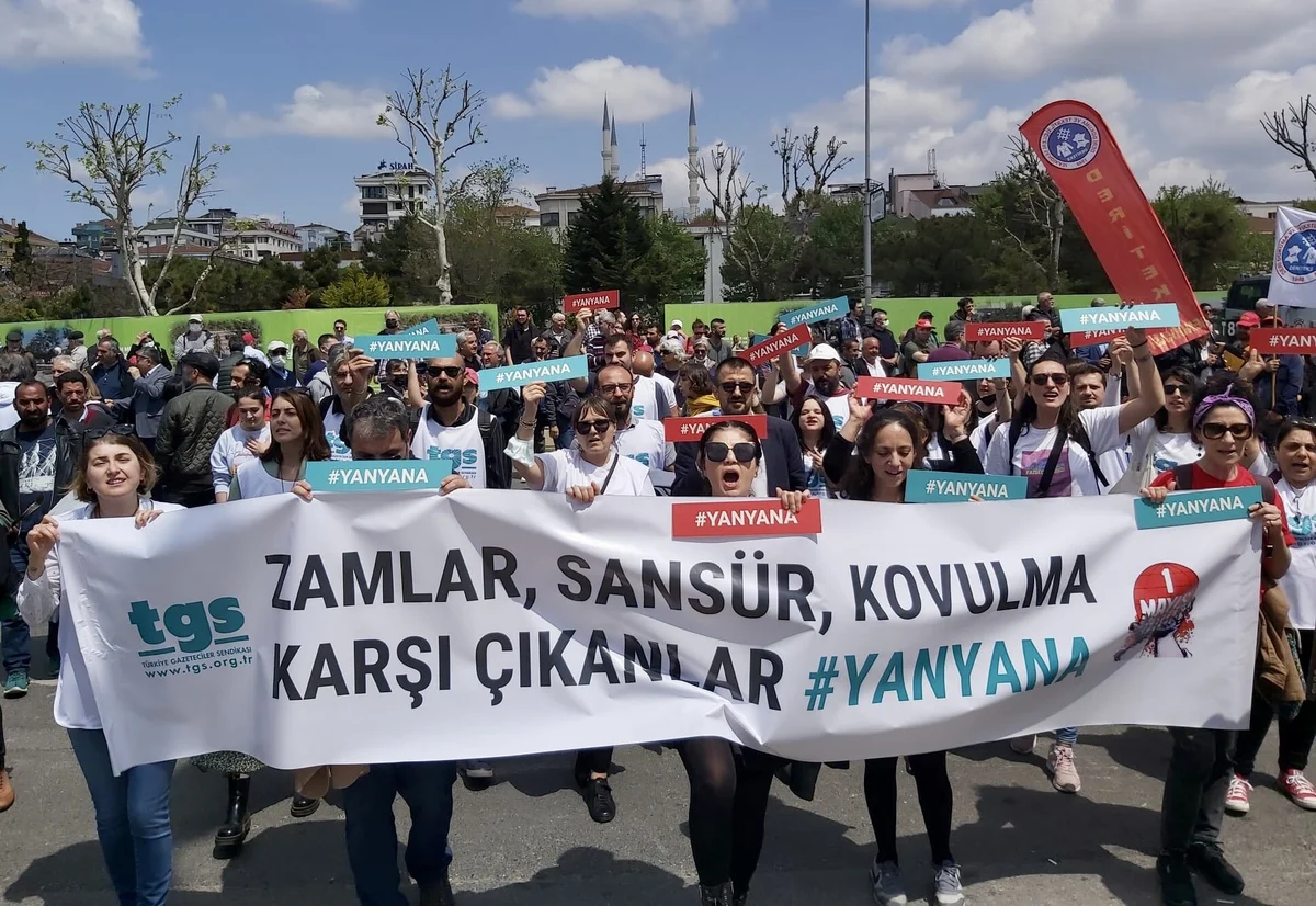 TGS’den Adliye önünde gözaltına alınan gazeteciler için serbest bırakılma çağrısı 1 TGS'den Adliye önünde gözaltına alınan gazeteciler için serbest bırakılma çağrısı