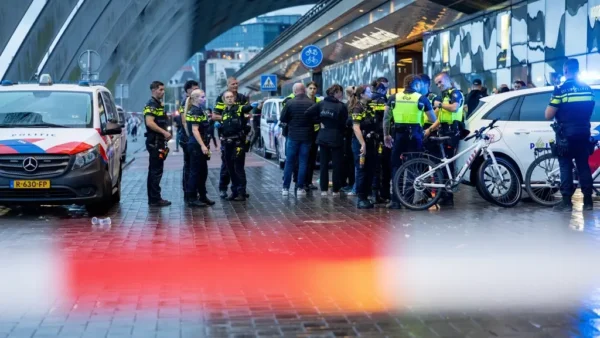 Tiktokker op vrije voeten na steekpartij Amsterdam Centraal, blijft verdachte 1 Tiktokker op vrije voeten na steekpartij Amsterdam Centraal, blijft verdachte