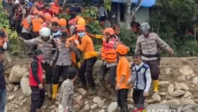 Tim SAR gabungan temukan korban terakhir banjir bandang di Solok 6 Tim SAR gabungan temukan korban terakhir banjir bandang di Solok
