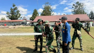 TNI bersama petugas Damkar Jayawijaya perkuat simulasi penanganan kebakaran 5 TNI bersama petugas Damkar Jayawijaya perkuat simulasi penanganan kebakaran