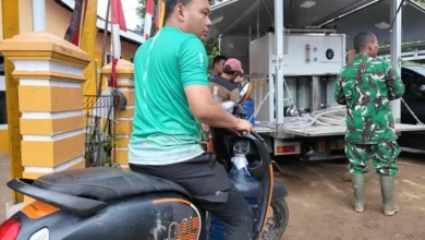 TNI dan PU pasok air bersih masyarakat terdampak banjir bandang Solok 6 TNI dan PU pasok air bersih masyarakat terdampak banjir bandang Solok
