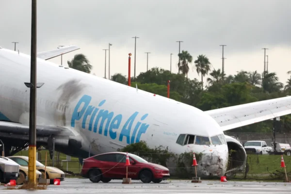 Todos os 5 mortos em incidente com avião da Amazon que saiu da pista em Miami estavam em van 1 Todos os 5 mortos em incidente com avião da Amazon que saiu da pista em Miami estavam em van