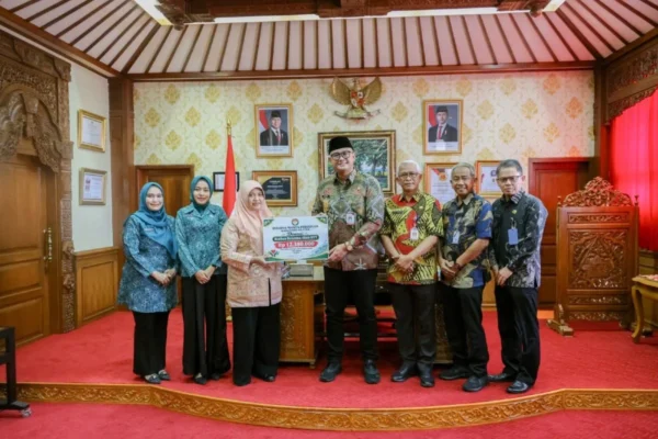 TP PKK dan DWP Klaten Serahkan Bantuan untuk Korban Gempa NTT