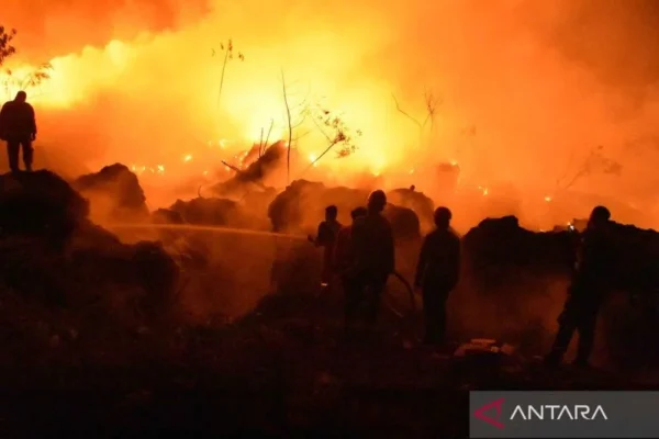 TPA Galuga Bogor terbakar, sumber api berasal dari kawasan perkebunan 1 TPA Galuga Bogor terbakar, sumber api berasal dari kawasan perkebunan