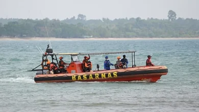 Traghetto in avaria al largo di Giava in Indonesia: un morto e oltre cento persone tratte 5 Traghetto in avaria al largo di Giava in Indonesia: un morto e oltre cento persone tratte