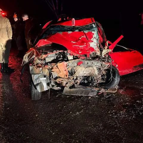 Três mortos em colisão frontal com carreta na BR-158