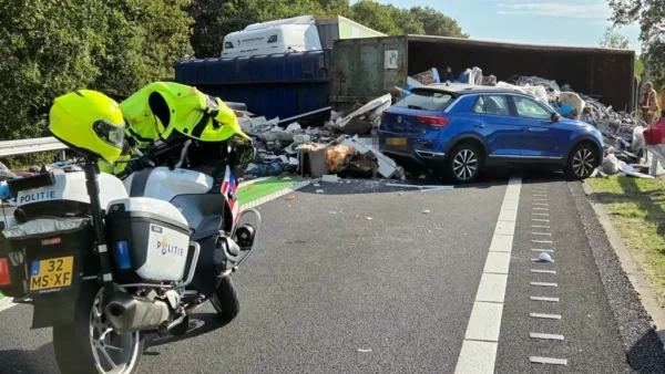 Twee vrachtwagenchauffeurs overleden bij ongeluk N48, weg tot de ochtend dicht