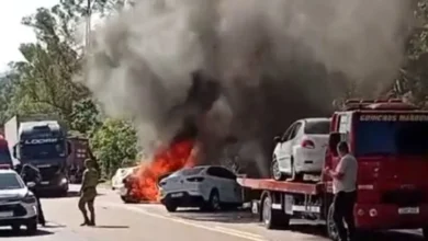 Uma pessoa morre em grave acidente que interditou BR-470 em SC e deixou carro em chamas