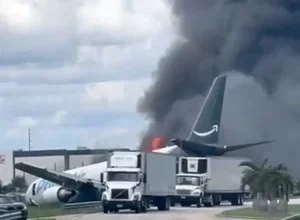 Un Boeing 767 cargo d’Amazon s’écrase près de Miami après avoir dépassé la piste et percute