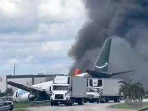 Un Boeing 767 cargo d’Amazon s’écrase près de Miami après avoir dépassé la piste et percute