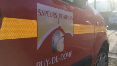 Un camion se retourne sur une route de campagne et provoque l'incendie d'une maison à proximité