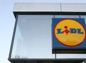 Un couple tente de passer en caisse en cachant une partie de leurs achats : l'homme prend la fuite, sa compagne