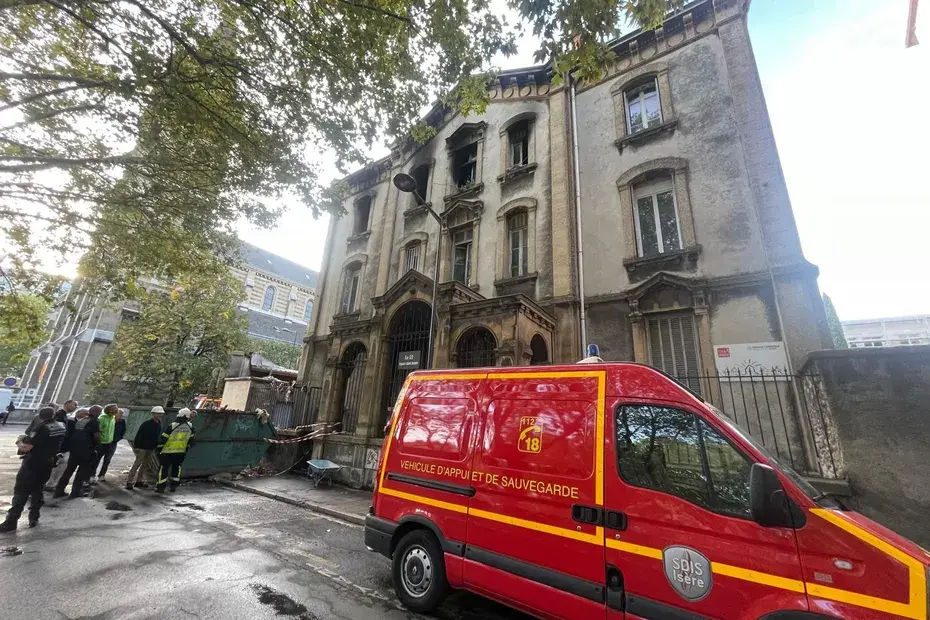 Un important feu d'appartement fait cinq blessés en centre-ville de Grenoble, les pompiers toujours sur place 1 Un important feu d'appartement fait cinq blessés en centre-ville de Grenoble, les pompiers toujours sur place
