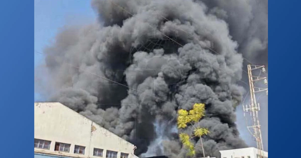 Un impressionnant incendie ravage une usine à Ksar Saïd