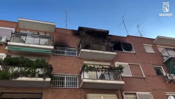 Un incendio arrasa un piso en Carabanchel y deja dos heridos