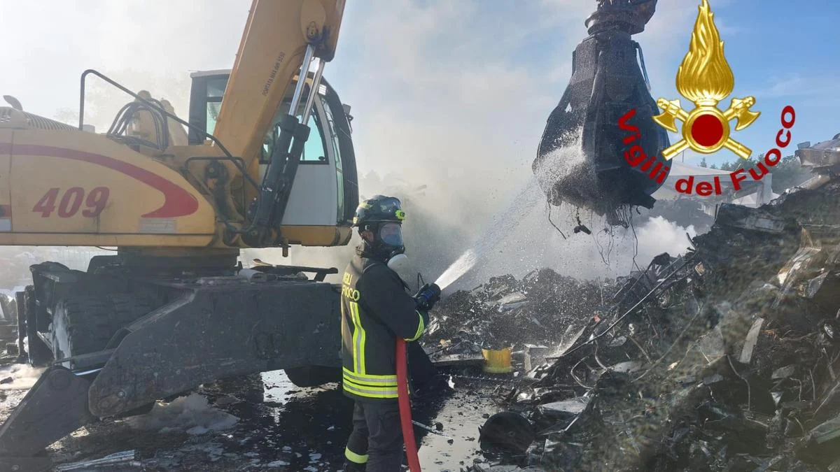 Un maxi incendio a Terni: brucia un capannone di autodemolizioni 1 Un maxi incendio a Terni: brucia un capannone di autodemolizioni