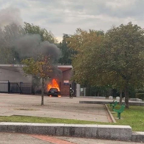 Un véhicule a été PROJETÉ sur les grilles du collège-lycée Émile Zola de Wattrelos avant d’être INCENDIÉ ce matin. 1 Un véhicule a été PROJETÉ sur les grilles du collège-lycée Émile Zola de Wattrelos avant d’être INCENDIÉ ce matin.