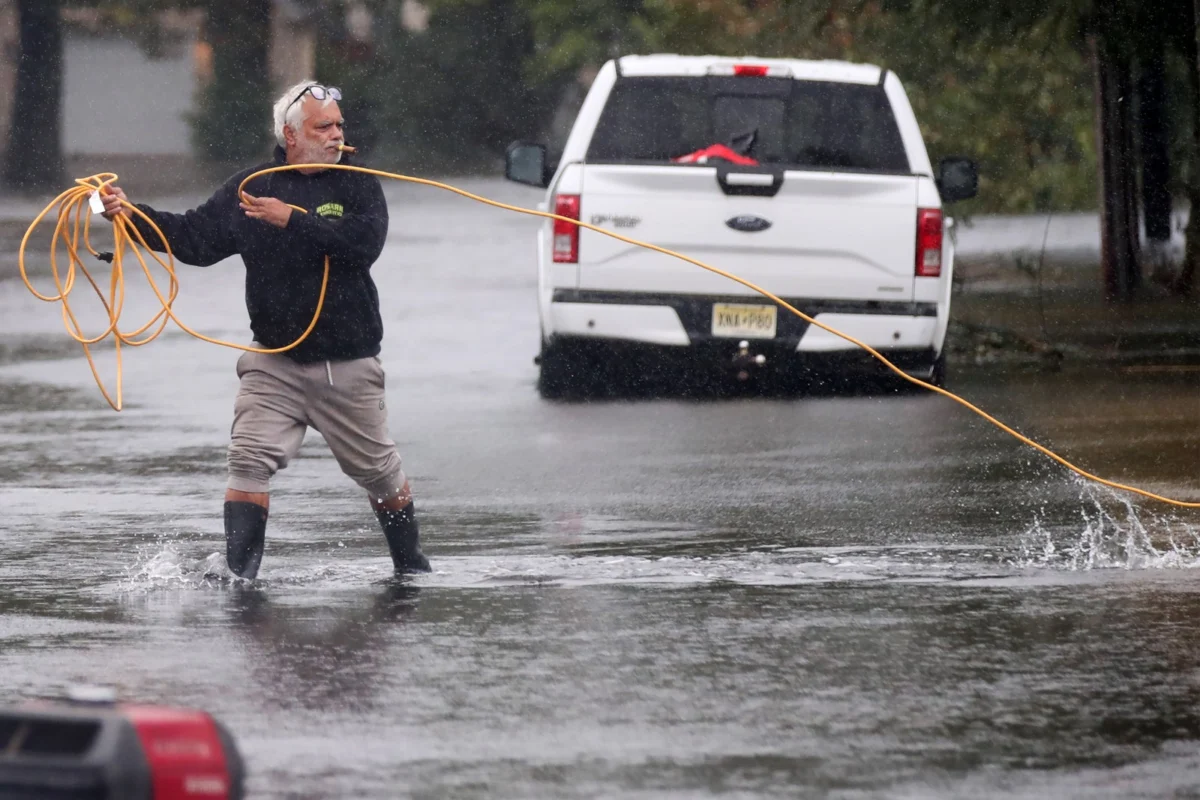 Une violente tempête cause des pannes et des inondations dans le nord-est des É.-U.