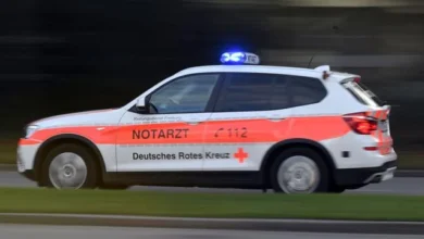 Unfall in Stuttgart: Feuerwehr schneidet Mensch aus Auto nach Frontalzusammenstoß