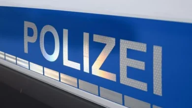 Unfälle: Zwei Verletzte bei Unfall auf A10 – Auto gerät in Brand