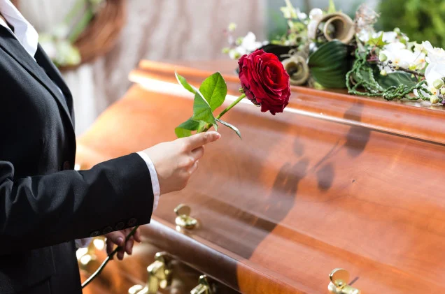 Usłyszała jęki z trumny. 70-latka uznana za zmarłą nagle otworzyła oczy