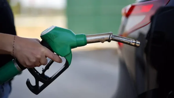 Vat olie boven de 100 dollar, ook benzineprijs blijft stijgen