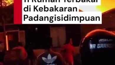 Video: 11 Rumah Ludes dan 1 Orang Tewas Akibat Kebakaran di Padangsidimpuan 2 Video: 11 Rumah Ludes dan 1 Orang Tewas Akibat Kebakaran di Padangsidimpuan