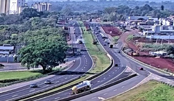 Vídeo mostra carro batendo de frente com caminhão na Rodovia Zeferino Vaz; motorista morreu