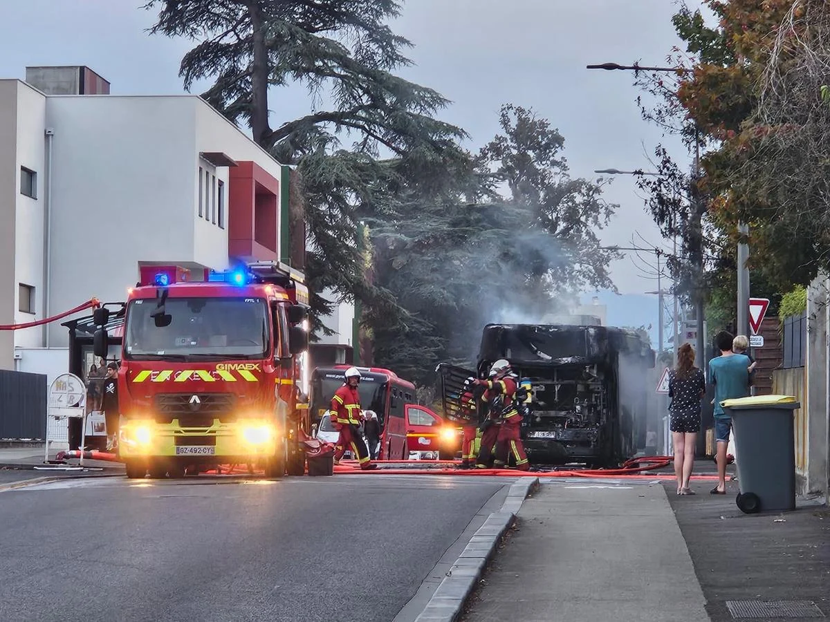 Vidéo. « On a entendu une explosion » : à Pau, un bus de ville s’enflamme, le chauffeur peut faire évacuer les passagers