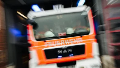 vor Rauch: Feuerwehr löscht Brand in Gewerbegebäude