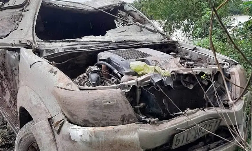 Xe bán tải tìm thấy dưới kênh trước đó chở 3 người đi thu nợ