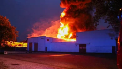 Zeer grote brand in loods, dikke zwarte rookwolken komen vrij
