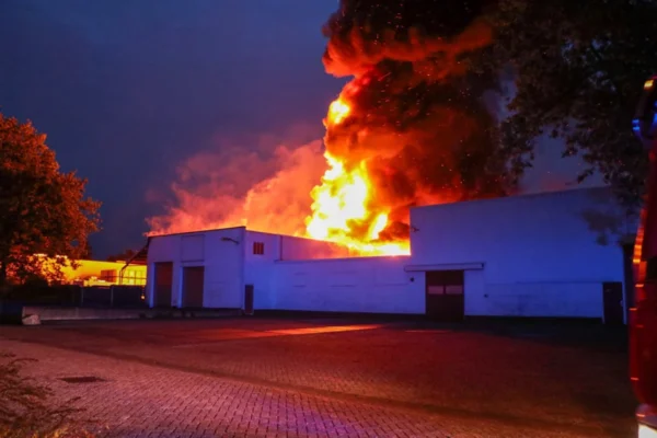 Zeer grote brand in loods, dikke zwarte rookwolken komen vrij